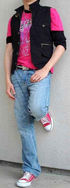Casual Black Utility Vest with Vibrant Pink Graphic T-Shirt and Light Blue Bootcut Jeans Outfit
