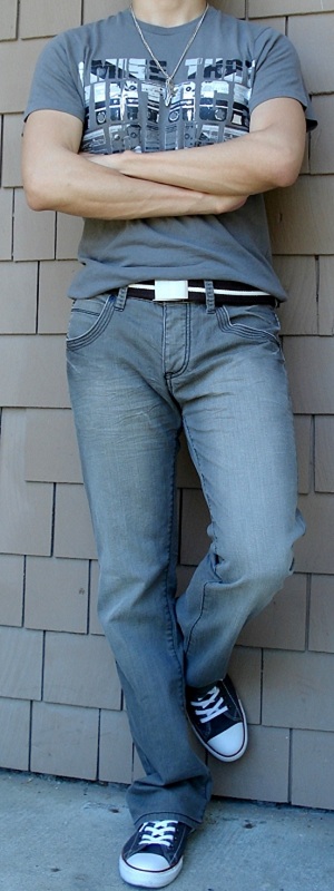 Casual Grey Graphic Tee with Grey Wash Jeans and Black Canvas Low Top Sneakers Outfit