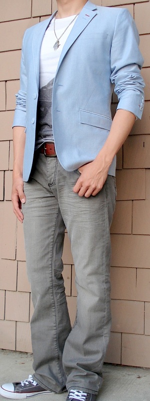 Smart Casual Light Blue Blazer with Graphic Tee Grey Wash Jeans and Sneakers Outfit